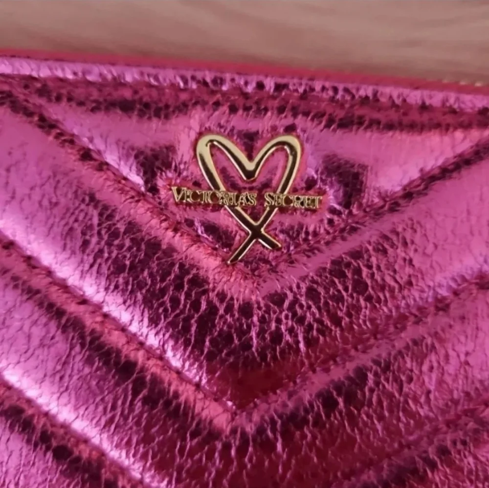 Victoria's Secret V quilt pink metallic crackle wallet - Picture 2 of 9